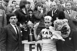 Antonio Barrutia con el trofeo al ganador de la X Vuelta Ciclista a Andalucía. Febrero de 1963. Málaga. España.