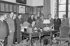 Firma de las escrituras del Palacio de la Diputación en el Gobierno Civil. Enero de 1954. Málaga. España.