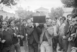 Entierro de Manuel José García Caparrós, tras la manifestación por la autonomía de Andalucía. 1.3. 1977-12-05. Málaga, España.