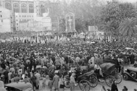 Concentración en la plaza de la Marina. Cruzada del Rosario en Familia promovida por el padre Payton. Febrero de 1953. Málaga, España.