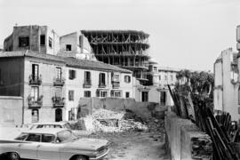 Postigo de los Abades, obras. Al fondo, edificio de la calle Cortina del Muelle, número 13, en construcción. Octubre de 1963. Málaga, España.