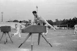 Alumnos haciendo deporte en la Escuela de Formación Profesional Francisco Franco. Mayo de 1963. Málaga, España.