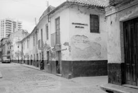 Calle Malpica,  barrio de El Perchel. 1974, febrero. Embocadura de calle Angosta del Carmen y calle Arco. Málaga, España.