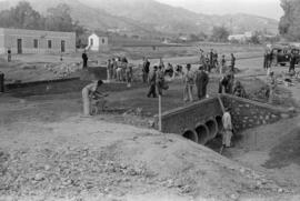 Arroyo de Los Ángeles. Construcción de un puente a la altura de Paseo de Martiricos. Hacia 1949. Málaga, España.