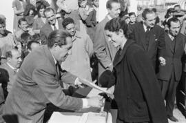 El Palo. Entrega de viviendas. 27 de diciembre de 1954. Asiste el gobernador civil, Luis Julve Ceperuelo. Málaga, España.