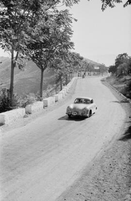 1ª Vuelta Automovilística a Andalucía. 2ª Etapa, Málaga-Granada, subida Cuesta de la Reina, Montes de Málaga. Septiembre de 1954. Málaga, España