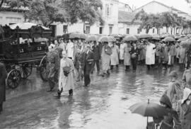 Entierro de José Gálvez Ginachero. Traslado del féretro desde el hospital Civil. Abril de 1952. Málaga (España).