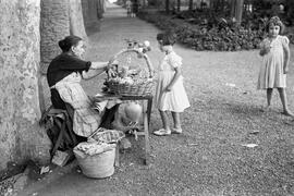 Parque. Puesto de golosinas. Hacia 1950. Málaga, España
