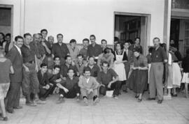 Damnificados del Arroyo del Cuarto, atendidos en la Casa Cuna tras las inundaciones de de 29 de octubre. Noviembre de 1955. Málaga, España.