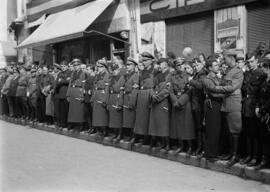 Mandos militares alemanes e italianos en calle Larios a la espera de un desfile de falangistas. Hacia 1938. Málaga, España.