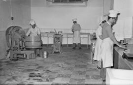 Obrador de la confitería La Imperial. Abril de 1954. España.