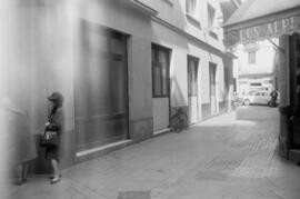 Plaza Marqués del Vado del Maestre (antigua Mitjana). A la derecha, ultramarinos Los Alpes. Abril de 1963. Málaga, España. Fondo Bienvenido-Arenas.