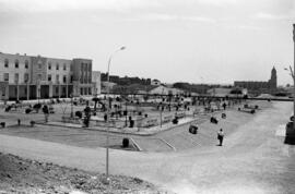 Plaza de El Ejido. Escuela de Peritos y Escuela Normal de Magisterio. Obras. Abril de 1961. Málaga, España.