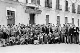 Escuela de Peritos Industriales en calle la Regente. Alumnos ante la fachada del centro. Abril de 1956. Málaga (España)