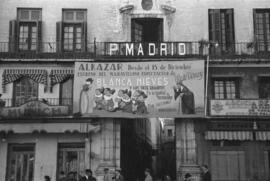 Cartel publicitario en Pasaje Chinitas. Cine Alkazar. En cartelera: Blancanieves y los Siete Enanitos. Málaga, España, 01