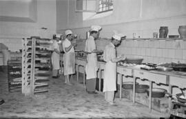 Obrador de la confitería La Imperial. Abril de 1954. España.
