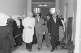 Luis Julve Ceperuelo y Eliseo Sastre del Blanco junto con José Lazárraga Abechuco visitan las instalaciones del sanatorio 18 de julio. Diciembre de 1955. Málaga, España-01