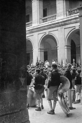 Acto en el patio de la Aduana. El gobernador civil, Manuel García del Olmo, saluda a jóvenes falangistas. Abril de 1954. Málaga, España.