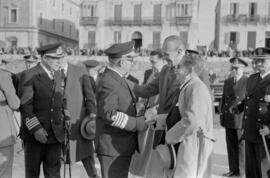 El alcalde Pedro Luis Alonso recibiendo al Almirante de la Marina en su llegada al Puerto de Málaga. Enero de 1954. Málaga. España.