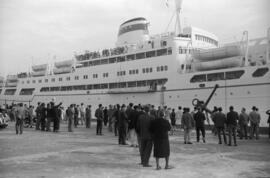 Puerto de Málaga. Despedida a emigrantes. Octubre de 1962. Málaga, España.