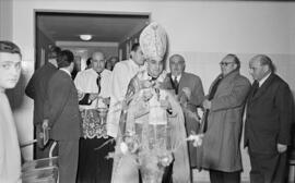 El gobernador civil, Manuel García del Olmo en el Instituto Nacional de Previsión. Bendición de ambulatorio. Febrero de 1954. Málaga (España).