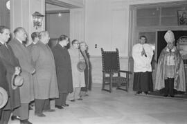 El gobernador civil, Manuel García del Olmo en el Instituto Nacional de Previsión. Bendición de ambulatorio. Febrero de 1954. Málaga (España).