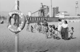 Niños del Grupo escolar "Santa Luisa de Marillac". Sor Montserrat Ballesteros Torralba. Balneario de San Patricio. Agosto de 1970. Málaga, España