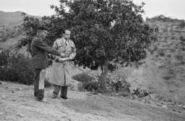 Barrio de El Palo. Investigador junto a vecino en un terreno. Reportaje para la revista El Caso. Diciembre de 1954. Málaga, España.