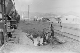 Playas de San Andrés. Viviendas. Paso del tren. Octubre de 1954. Málaga, España.