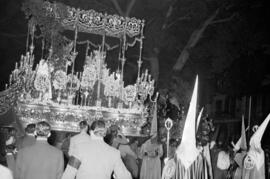 Semana Santa de Málaga. Virgen de la Paz cruzándose con Nuestro Padre Jesús orando en el huerto. Domingo de Ramos. Marzo de 1959. España