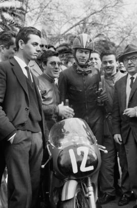 José Medrano, ganador de la prueba de 350 centímetros cúbicos internacional del XIV Gran Premio Motociclista de Invierno de Málaga. Febrero de 1963. Málaga (España)
