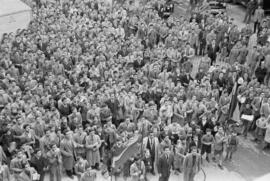 Manifestación por la petición de Gibraltar español en el patio del Gobierno Civil. Enero de 1954. Málaga. España.