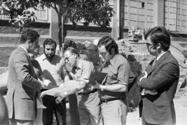 Francisco de la Torre, presidente de la Diputación Provincial, ante los planos de la Facultad de Medicina a construir en el Hospital Civil. Septiembre, 1972.  Málaga (España).