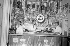 Ultramarinos Los Alpes, en calle Calderería. Abril de 1955. Málaga, España.