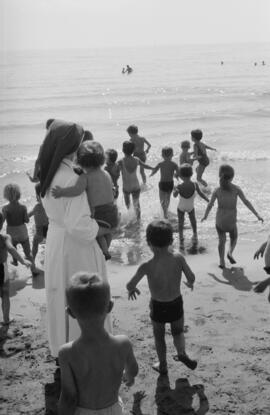 Niños del Grupo escolar "Santa Luisa de Marillac". Sor Montserrat Ballesteros Torralba. Balneario de San Patricio. Agosto de 1970. Málaga, España