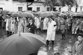 Entierro de José Gálvez Ginachero. Traslado del féretro desde el hospital Civil. Abril de 1952. Málaga (España).