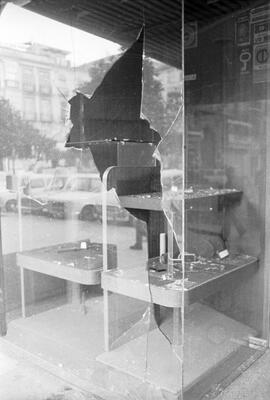 Manifestación por la autonomía de Andalucía. 1977-12-04. Málaga, España. 2.9. Destrozos en el mobiliario urbano, plaza de la Constitución.
