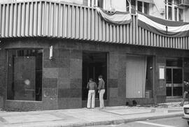 Manifestación por la autonomía de Andalucía. 1977-12-04. Málaga, España. 2.9. Destrozos en el mobiliario urbano en calle Larios.