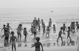 Niños del Grupo escolar "Santa Luisa de Marillac". Sor Montserrat Ballesteros Torralba. Balneario de San Patricio. Agosto de 1970. Málaga, España