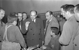 Visita a la Escuela de Formación Profesional Francisco Franco de  José Solís Ruiz, ministro-secretario general del Movimiento. Enero de 1953. Málaga, España.