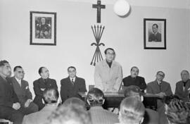 El gobernador civil, Manuel García del Olmo en el Instituto Nacional de Previsión. Bendición de ambulatorio. Febrero de 1954. Málaga (España).
