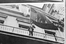 Manifestación por la autonomía de Andalucía. 1977-12-04. Málaga, España. 1.5. Juan Manuel Trinidad Berlanga pone la bandera andaluza en el balcón de Diputación.