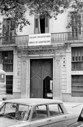 Fachada del edificio de la antigua Audiencia Provincial para la instalación del Colegio Universitario de Málaga. Mayo de 1970. Málaga (España). 01