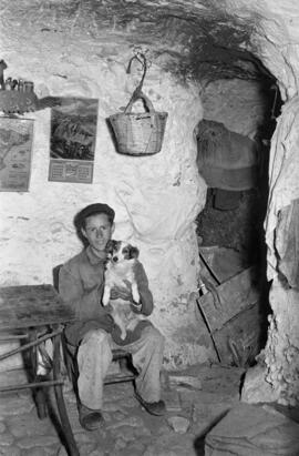 Vivienda cueva. Noviembre de 1954. Málaga, España.