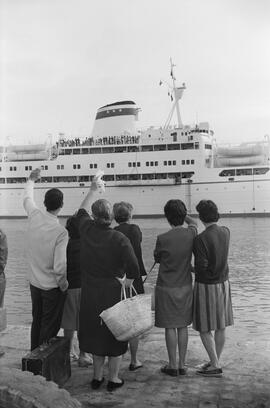 Puerto de Málaga. Despedida a emigrantes. Octubre de 1962. Málaga, España.