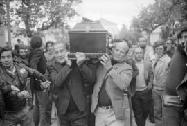 Entierro de Manuel José García Caparrós, tras la manifestación por la autonomía de Andalucía. 1.3. 1977-12-05. Málaga, España.