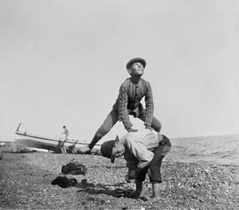 Playa de Pedregalejo - Jugando al Pídola entre barcas de jábega en la playa.1911. Málaga. España. Colección Gonzalo de Castro-138