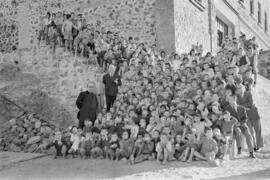 Grupo de niños en las escuelas parroquiales de la Iglesia de Nuestra Señora de la Victoria. Noviembre de 1954. Málaga. España