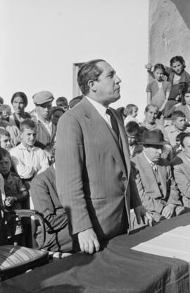 Luis Julve Ceperuelo, gobernador civil de Málaga, en la entrega de viviendas del El Palo, el 27 de diciembre de 1954. Málaga, España-01