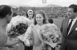 Marisol recibe un ramo de flores. Partido de fútbol Club Deportivo Málaga y Club de Fútbol Melilla (2-0). Noviembre de 1963. Málaga (España)